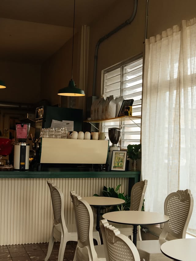 Barra y salón de Pitirre Café