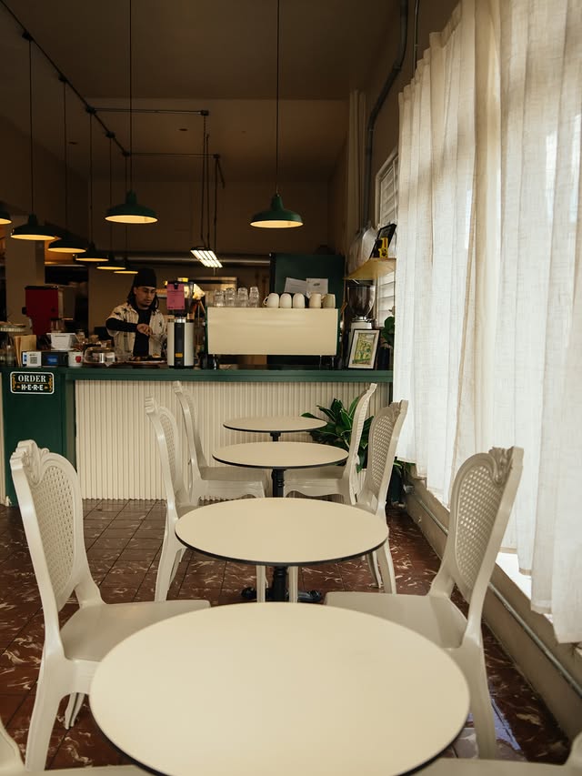 Interior de Pitirre Café en Bayamón